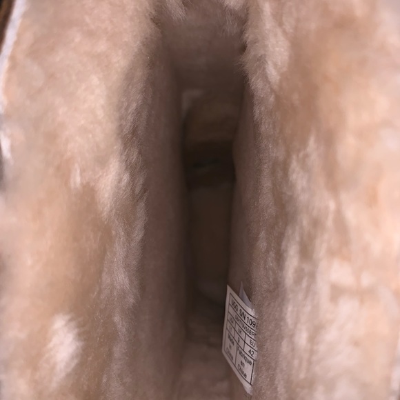 Ugg Australia Women’s Classic Short Sean Boots - Picture 4 of 6